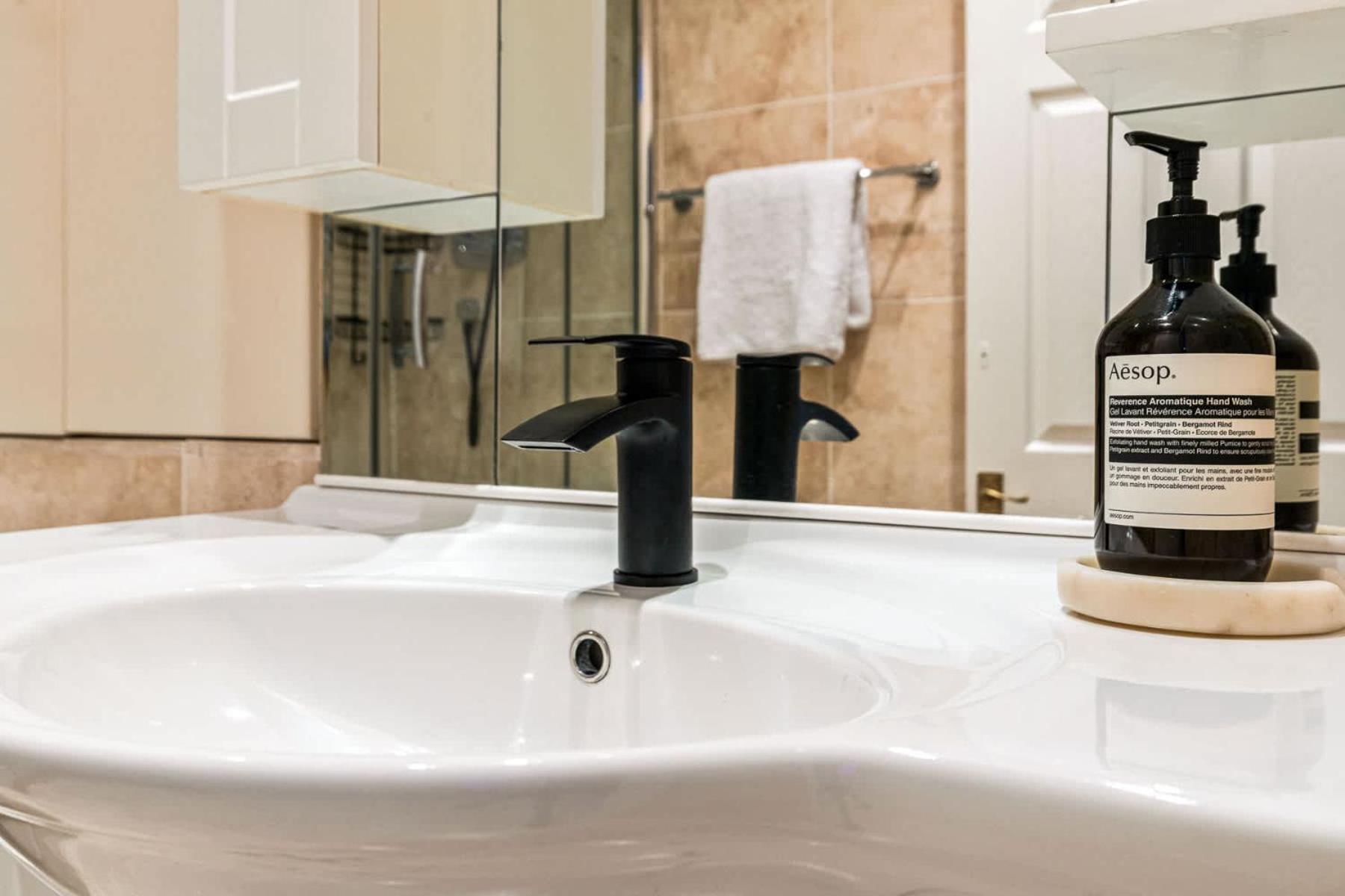 The Gallery - Kensington Apartment *